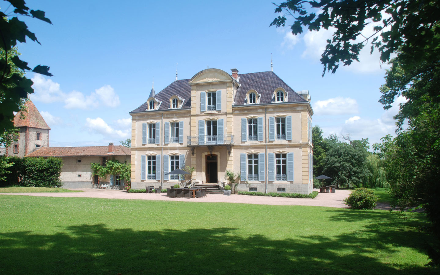 Holiday Chateau for 12 people with heated pool in France